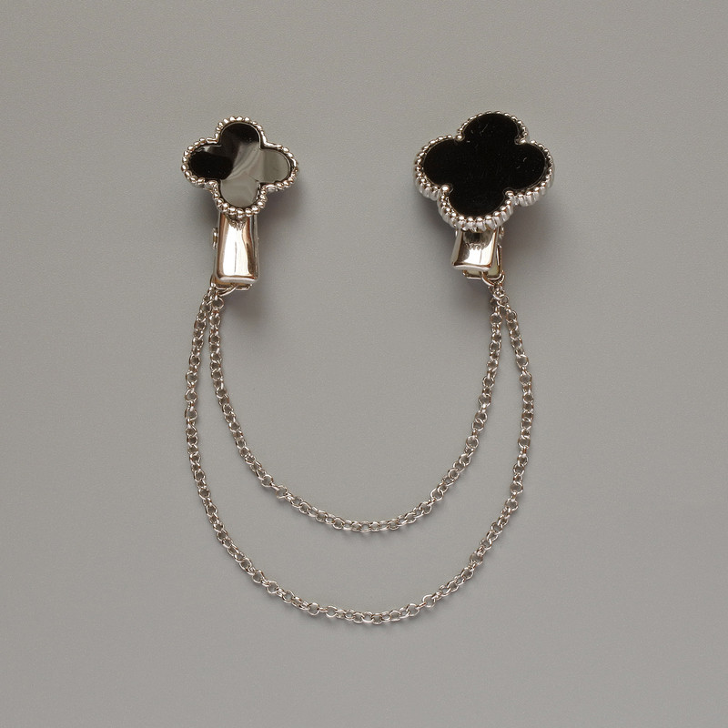 Брошка для кардиганів Конюшина чорний пластик, сряблястий метал 22х26мм, 18х27мм ланцюжок 10 см