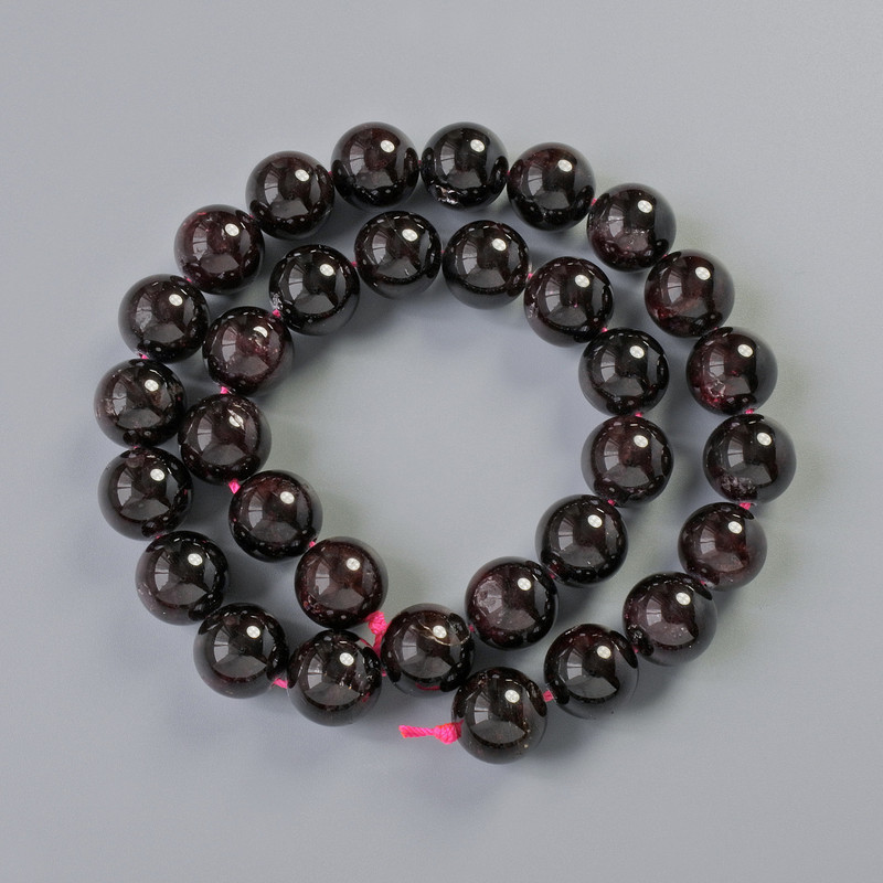 Намистини Гранат натуральний камінь гладкий кулька, діаметр 12-12, 5мм+-, довжина 40см+- на нитці