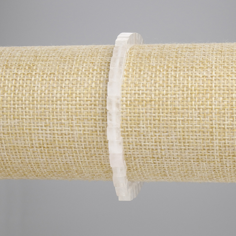 Браслет Гірський кришталь кубик 4, 5х4, 5мм+-, довжина 18см+- стрейч