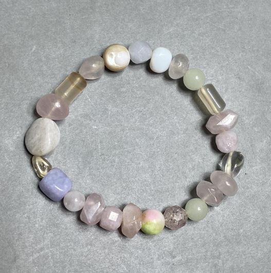 Браслет Рожевий кварц галтівка 8х9мм+- багатогранник 9х6мм+- Онікс кулька 6мм+-, довжина 18см +- стрейч