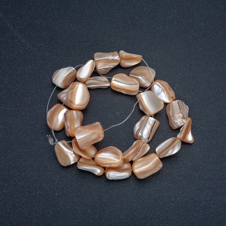 Намистини на нитці натуральний беж. Перламутр галтівка, діаметр 15х12мм, довжина 41см +