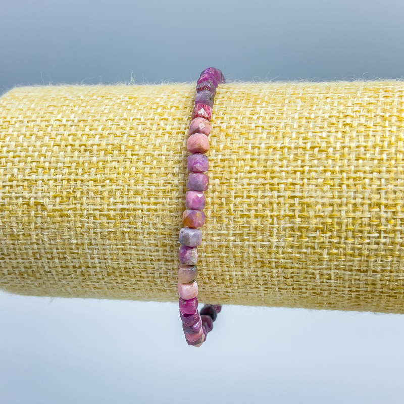 Браслет Рубін натуральний камінь гранований кубик, діаметр 4х4мм+-, довжина 18см (стрейч)
