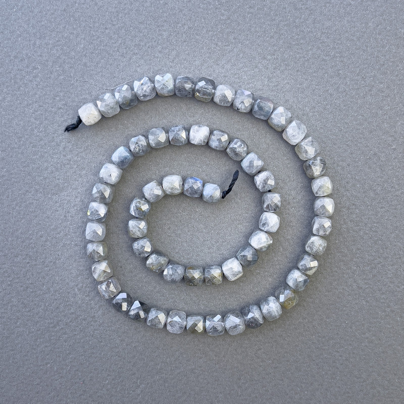 Намистини Лабрадор натуральний камінь гранований кубик, діаметр 6х6мм+-, довжина 39см+- на нитці