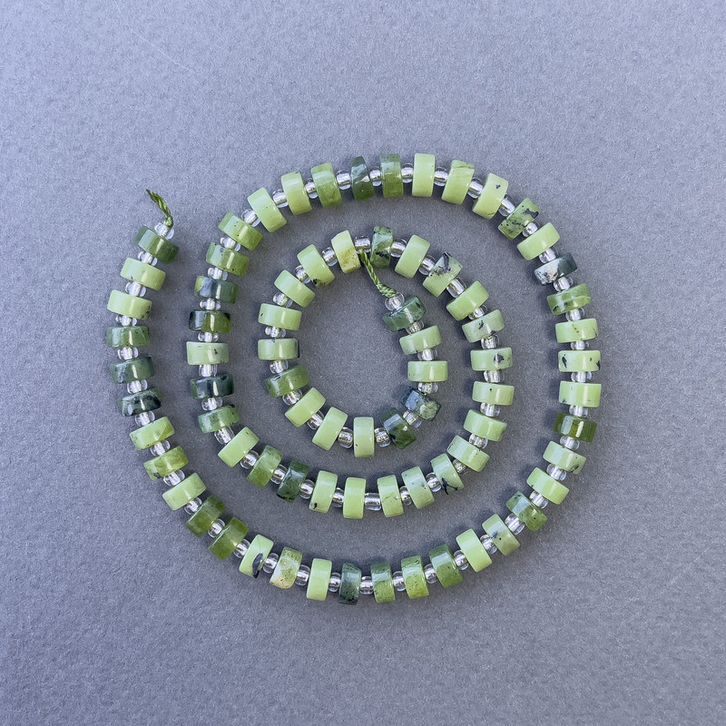 Намистини Жадеїт Канадський натуральний камінь шайба на нитці, діаметр 6х3мм+-, довжина 39см+- з бісером 3х2мм+